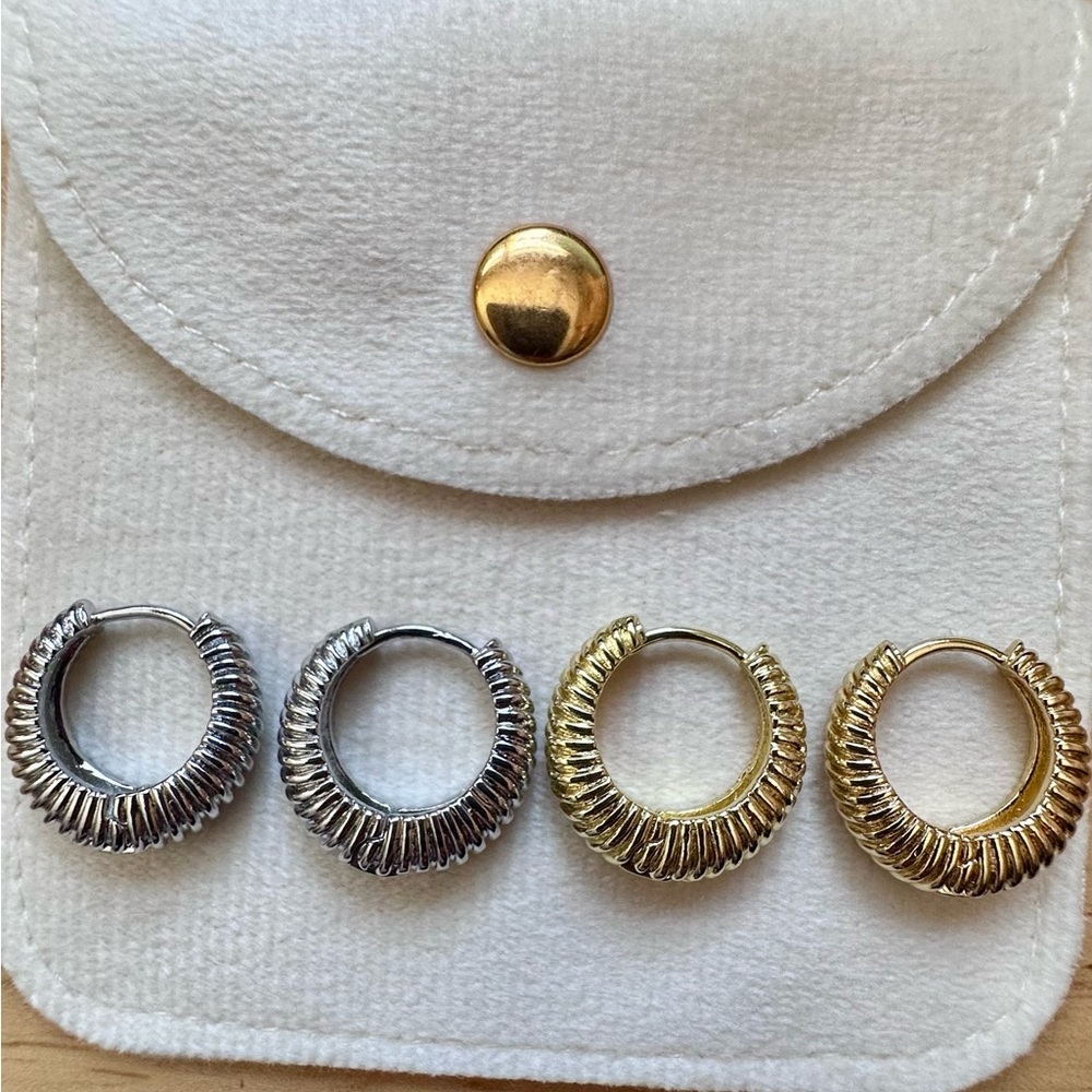14k gold plated hoop earring in silver & gold color Hypoallergenic with pouch.